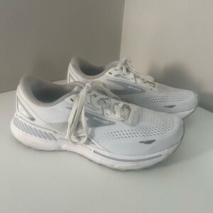 Brooks Adrenaline GTS size 8D Wide Running Shoes White Athletic Sneakers Women’s